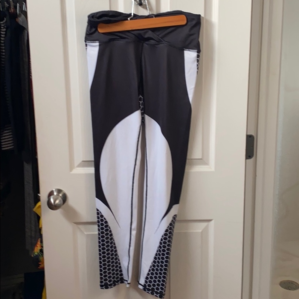 Patterned curve enhancing leggings XL